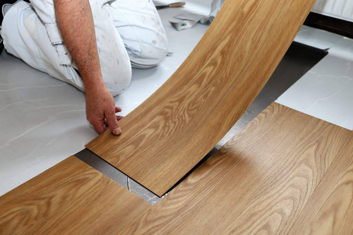 Man laying professional PVC-floor