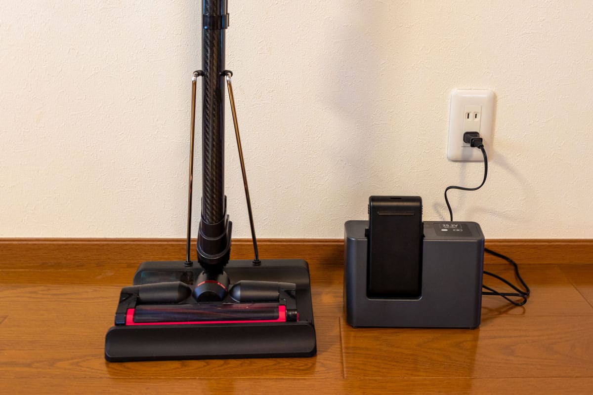 Cordless vacuum cleaner and battery on the charging station