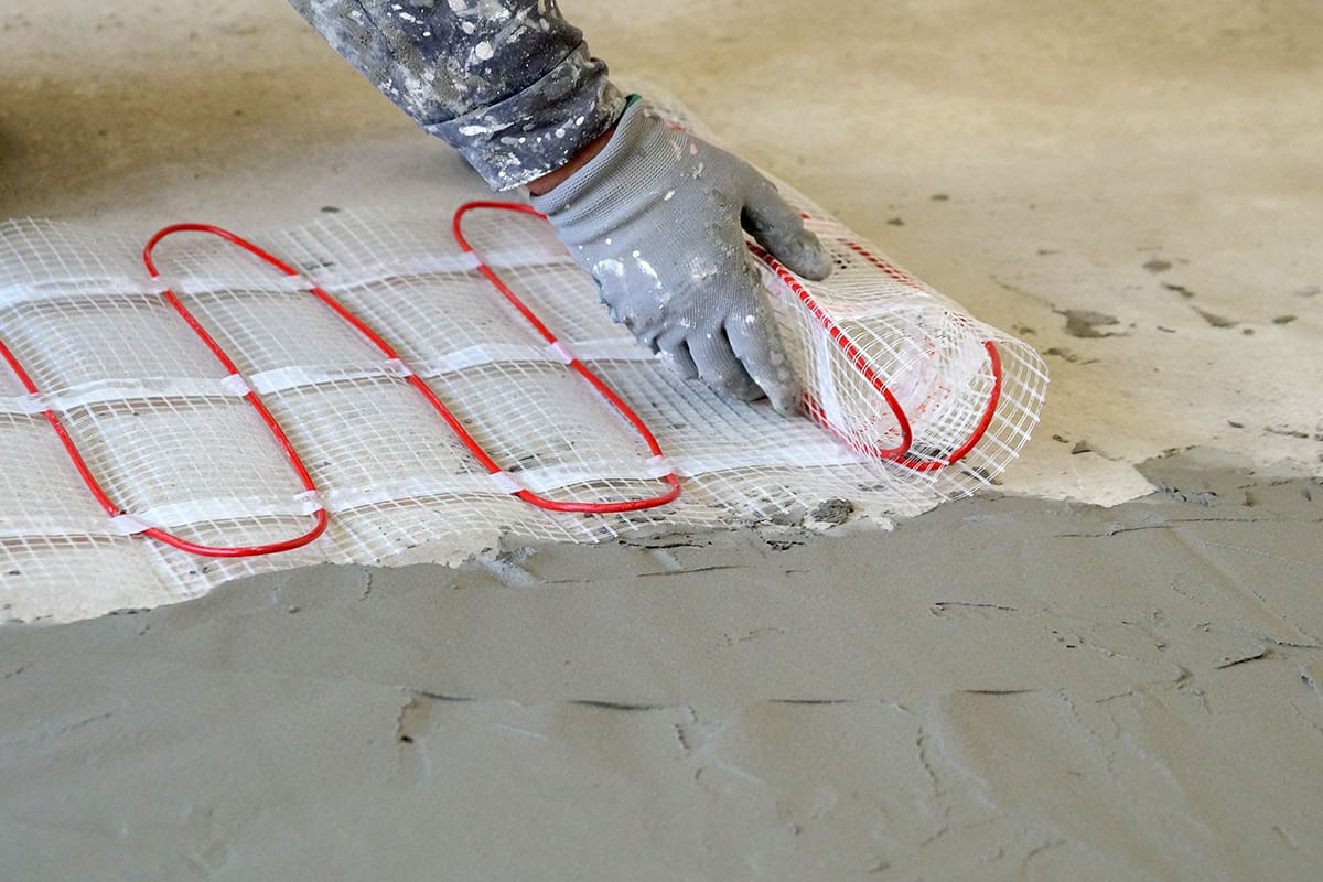 Installation of an electric underfloor heating under a concrete screed