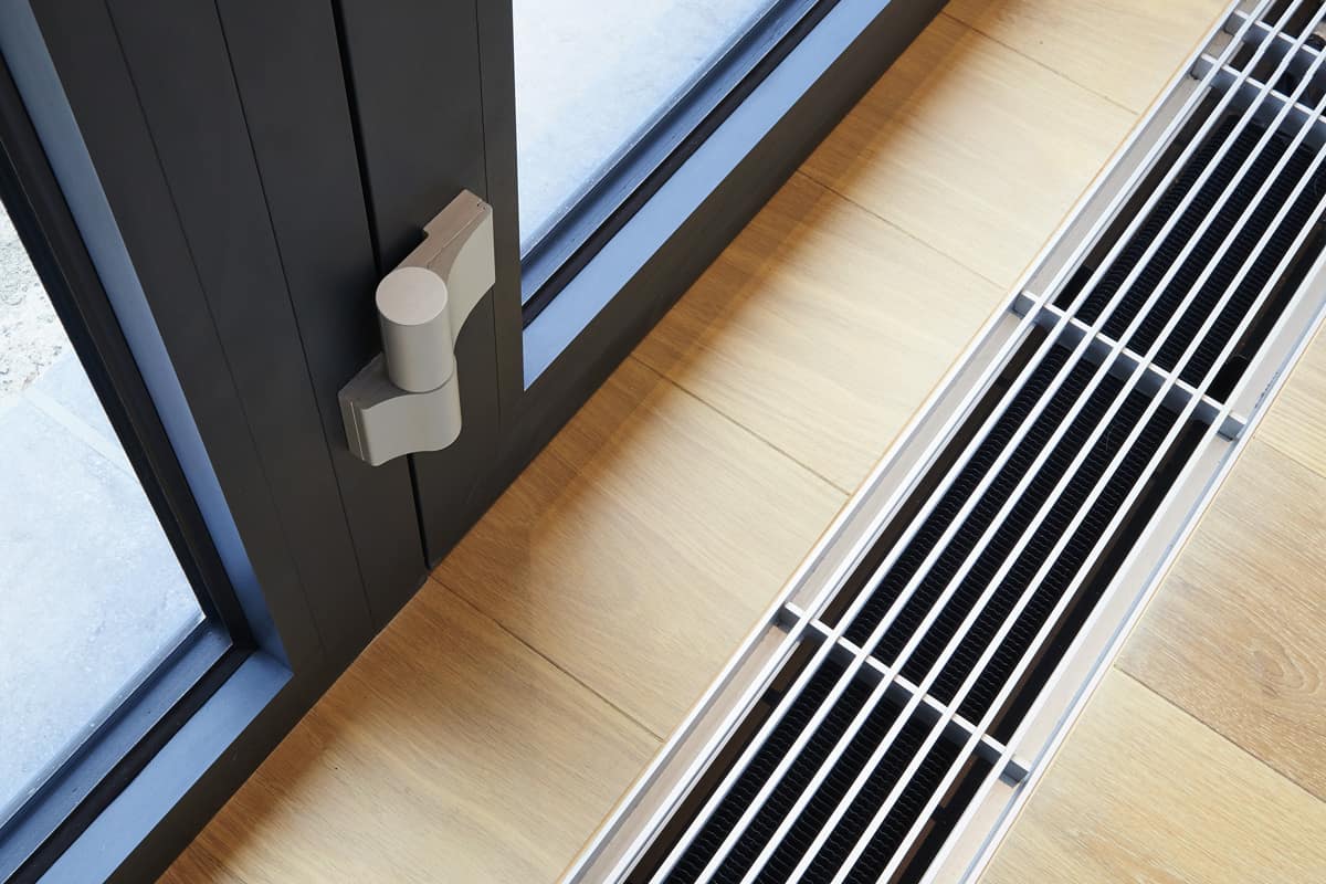 Heating grid with ventilation by the floor in hardwood flooring.