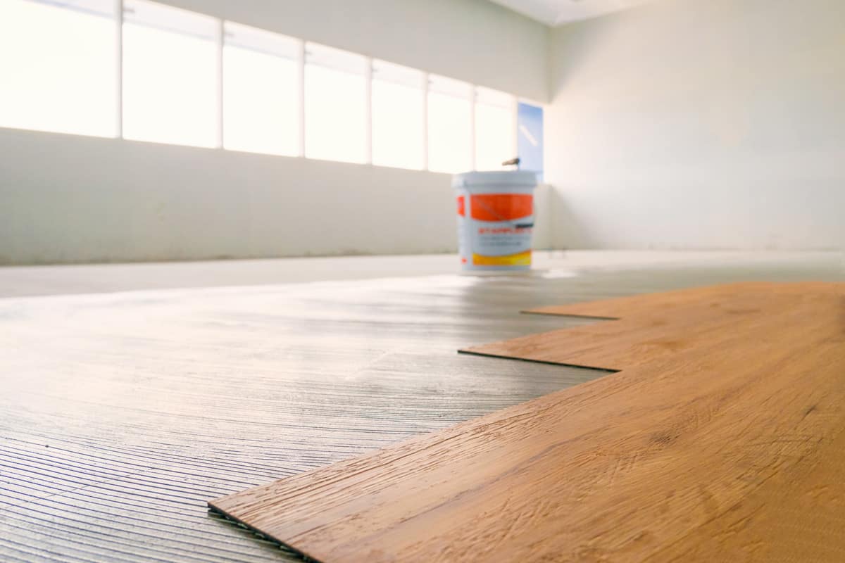 Installing laminated flooring in an empty room
